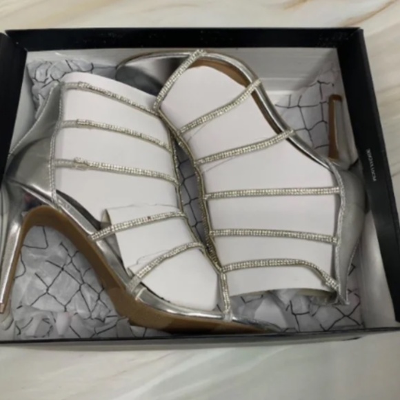 NWT Material Girl Raissa Open Toe Strappy Embellished Heels - size 8.5 - Picture 2 of 6